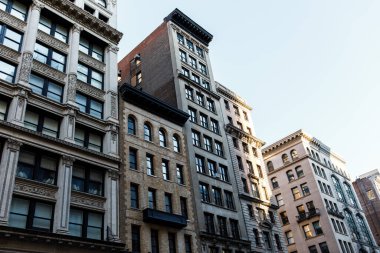 New York 'un binaları. Manhattan 'ın eski mimarisi. Eski moda binalar. New York cepheleri. New York caddesi yaya istikameti tabelası. Manhattan 'da sokak isimleri yazıyor. New York 'un boş sokakları. 