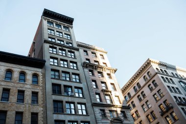 New York 'un binaları. Manhattan 'ın eski mimarisi. Eski moda binalar. New York cepheleri. New York caddesi yaya istikameti tabelası. Manhattan 'da sokak isimleri yazıyor. New York 'un boş sokakları. 