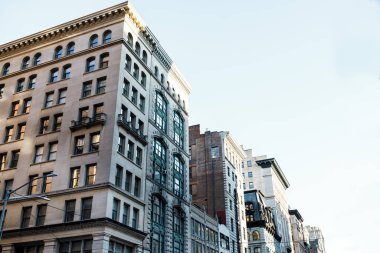 New York 'un binaları. Manhattan 'ın eski mimarisi. Eski moda binalar. New York cepheleri. New York caddesi yaya istikameti tabelası. Manhattan 'da sokak isimleri yazıyor. New York 'un boş sokakları. 