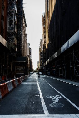 New York 'un binaları. Manhattan 'ın eski mimarisi. Eski moda binalar. New York cepheleri. New York caddesi yaya istikameti tabelası. Manhattan 'da sokak isimleri yazıyor. New York 'un boş sokakları. 