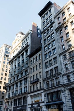 New York 'un binaları. Manhattan 'ın eski mimarisi. Eski moda binalar. New York cepheleri. New York caddesi yaya istikameti tabelası. Manhattan 'da sokak isimleri yazıyor. New York 'un boş sokakları. 