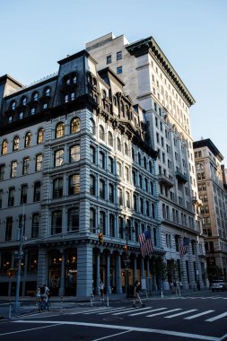 New York 'un binaları. Manhattan 'ın eski mimarisi. Eski moda binalar. New York cepheleri. New York caddesi yaya istikameti tabelası. Manhattan 'da sokak isimleri yazıyor. New York 'un boş sokakları. 