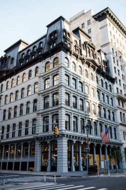 New York 'un binaları. Manhattan 'ın eski mimarisi. Eski moda binalar. New York cepheleri. New York caddesi yaya istikameti tabelası. Manhattan 'da sokak isimleri yazıyor. New York 'un boş sokakları. 