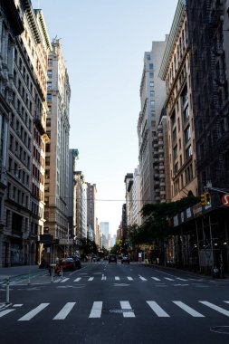 New York 'un binaları. Manhattan 'ın eski mimarisi. Eski moda binalar. New York cepheleri. New York caddesi yaya istikameti tabelası. Manhattan 'da sokak isimleri yazıyor. New York 'un boş sokakları. 