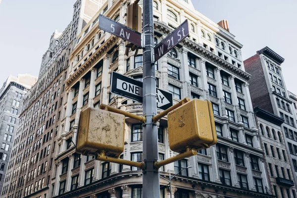 New York 'un binaları. Manhattan 'ın eski mimarisi. Eski moda binalar. New York cepheleri. New York caddesi yaya istikameti tabelası. Manhattan 'da sokak isimleri yazıyor. New York 'un boş sokakları. 