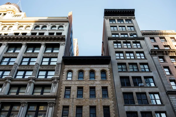 New York 'un binaları. Manhattan 'ın eski mimarisi. Eski moda binalar. New York cepheleri. New York caddesi yaya istikameti tabelası. Manhattan 'da sokak isimleri yazıyor. New York 'un boş sokakları. 