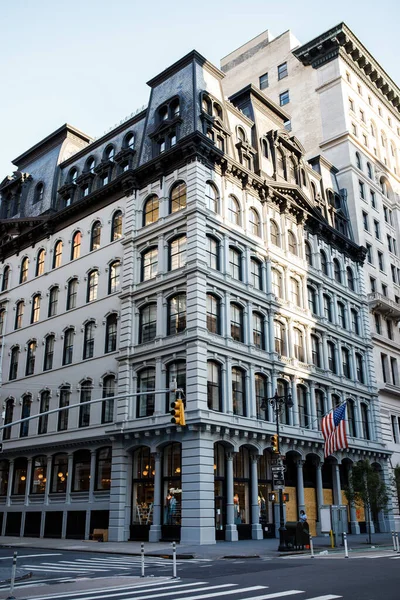 New York 'un binaları. Manhattan 'ın eski mimarisi. Eski moda binalar. New York cepheleri. New York caddesi yaya istikameti tabelası. Manhattan 'da sokak isimleri yazıyor. New York 'un boş sokakları. 