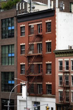 New York City, New York / ABD - 5 Mayıs 2020: Brooklyn Brownstone evleri ve cepheleri. Pencereli Brooklyn binaları 