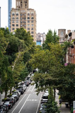 New York City, New York / ABD - 5 Mayıs 2020: Brooklyn Brownstone evleri ve cepheleri. Pencereli Brooklyn binaları 