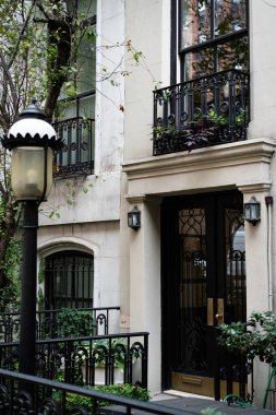 New York City, New York / ABD - 5 Mayıs 2020: Brooklyn Brownstone evleri ve cepheleri. Pencereli Brooklyn binaları 