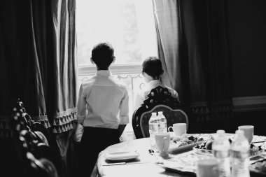 Pencereden bakan çocukların arka plan görüntüsü 