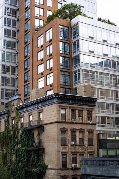 New York City, New York / ABD - 5 Mayıs 2020: Brooklyn Brownstone evleri ve cepheleri. Pencereli Brooklyn binaları 