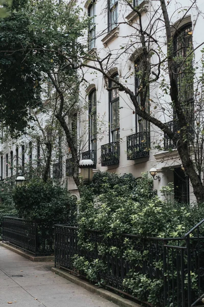 New York City, New York / ABD - 5 Mayıs 2020: Brooklyn Brownstone evleri ve cepheleri. Pencereli Brooklyn binaları 