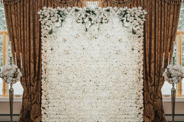 結婚式エリアの白い花で飾られた結婚式でアーチ ロイヤリティフリーのストック写真