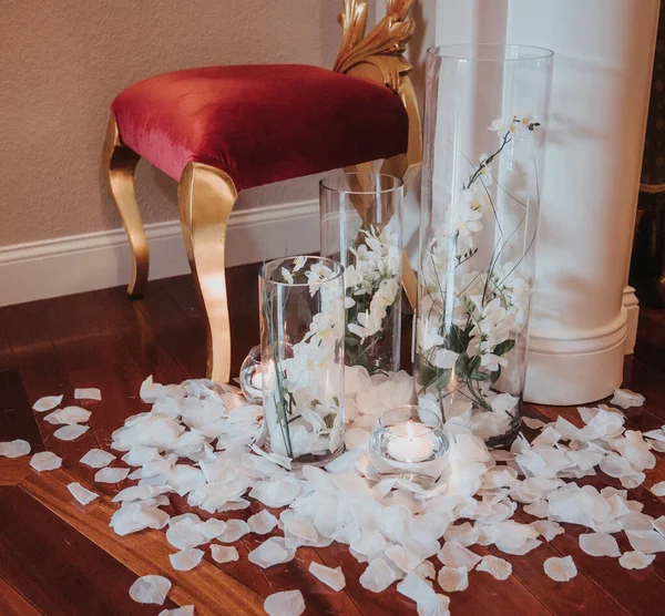 床に花びらを持つガラス花瓶の美しい装飾キャンドル ロイヤリティフリーのストック画像