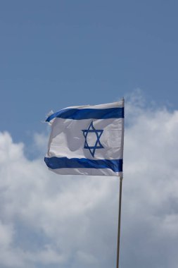 Bandera de Israil en el cielo