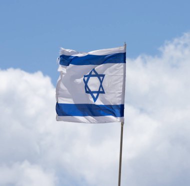 Bandera de Israil en el cielo