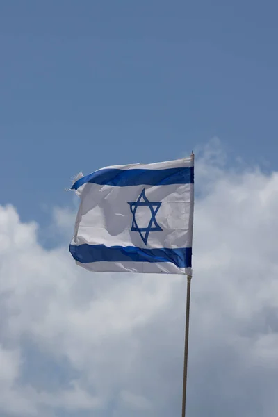 Bandera de Israil en el cielo