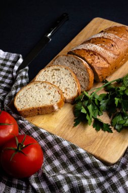 Peynirli ve domatesli dilimlenmiş ekmek.