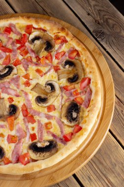 Tahta bir masada pizza.