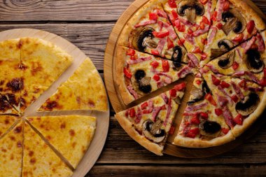 Tahta bir masada pizza ve khachapuri.