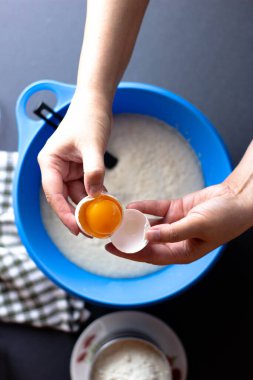 Kadın yumurtayı hamura çevirir