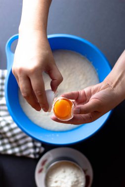 Kadın yumurtayı hamura çevirir