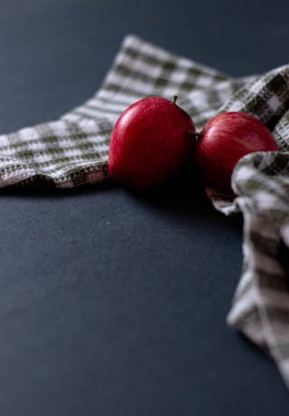 Masadaki küçük kırmızı elmalar