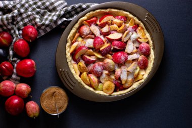 Kadın eli, elma ve tarçınlı maya keki yapar.