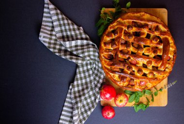 Elmalı ve tarçınlı maya turtası.