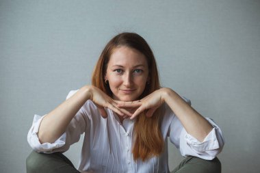 Bir kızın portresi, elleriyle yüzünü örten bir kadın.