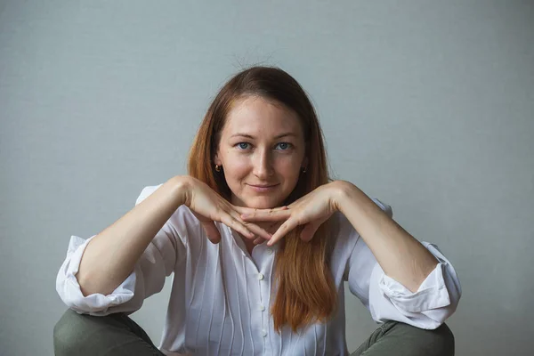 Bir kızın portresi, elleriyle yüzünü örten bir kadın.