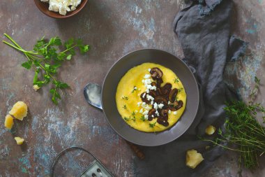 Peynirli İtalyan polenta yukarıdan fryed mantar, parmesan ve keçi peyniri ve otlar, görüntüleme