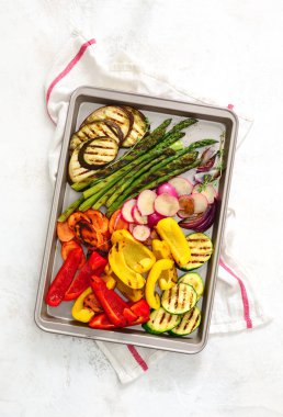 Izgara sebze havai görünümü bir mutfak masasında yemeye hazır