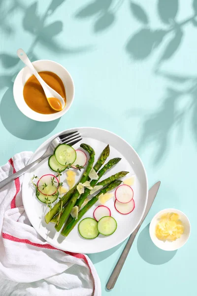 Salada Espargos Servida Superfície Mesa Ensolarada Sombreada Conceito Sazonal Comida — Fotografia de Stock