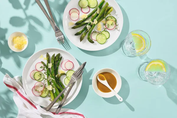 Spargelsalat Auf Sonniger Schattiger Tischfläche Saisonales Sommer Oder Frühjahrskonzept Blick — Stockfoto