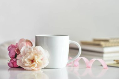 Kahve fren kavramı, beyaz fincan kahve ya da çay üzerinde çalışma masası, önden görünüm