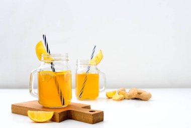 Zencefil ve limon combucha içki payet, önden görünüm ile iki kavanoz detoks, için bir metin alanı