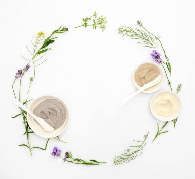 Yaz otlar, düz yatıyordu çelenk kompozisyon bir metin için boş alan ile şifa ile çeşitli kozmetik kili kaplıca tedavisi için hazır doğal kozmetik konseptiyle dekore edilmiş