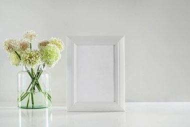 Anneler günü veya diğer uygun fırsat şablonuyla basit minimalist çiçekli buket ve beyaz çerçeve bir metin veya görüntü, önden görünüm için boş alan ile birlikte