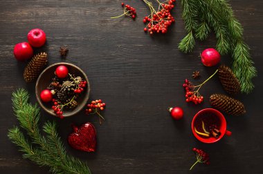 Noel doğal dekor şeyler moody rustik masa üstü bir yemek masası, kış sıcak ayakta aşağıdaki fincan, koniler, meyve ve kış meyveleri merkezi etrafında ayarlamak için hazır