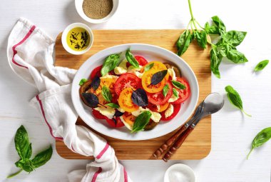 Rustik ev yapımı İtalyan Caprese salatası ile adet mozzarella ve fesleğen çeşitli türleri paramparça