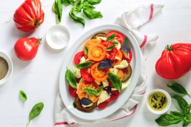 Rustik ev yapımı İtalyan Caprese salatası ile adet mozzarella ve fesleğen çeşitli türleri paramparça