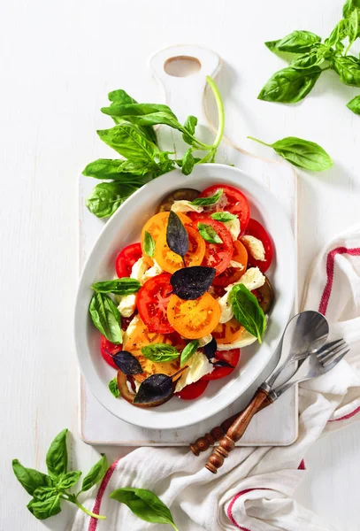 Rustik Yapımı Talyan Caprese Salatası Ile Adet Mozzarella Fesleğen Çeşitli — Stok fotoğraf
