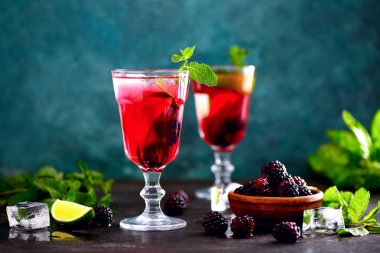 Bramble veya blackberry içki, ya da belki mojito ya da limonata, önden görünüm