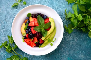 Yaz detoks meyve ve çilek salatası, yukarıdan görünüm temiz yemek kavramı