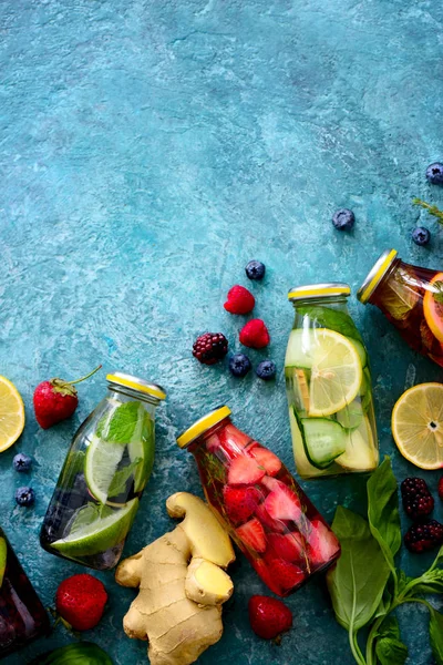 Frutas Bayas Hierbas Aromáticas Spa Infundido Botellas Vidrio Composición Plana — Foto de Stock