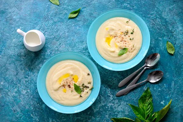 Cauliflower Creamy Diet Soup Served Cream Spiced Thyme Olive Oil — Stock Photo, Image