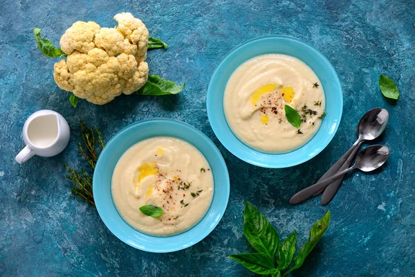 Cauliflower Creamy Diet Soup Served Cream Spiced Thyme Olive Oil — Stock Photo, Image