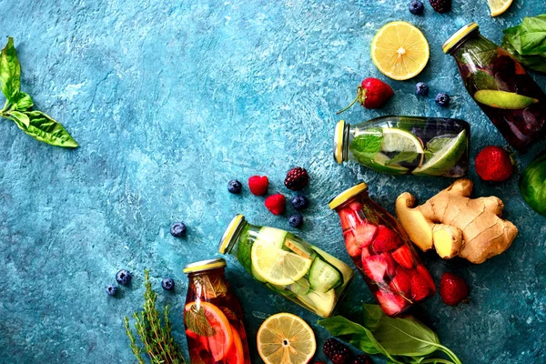 Diversos Tipos Spa Desintoxicación Infundido Agua Botellas Flatlay Espacio Para — Foto de Stock